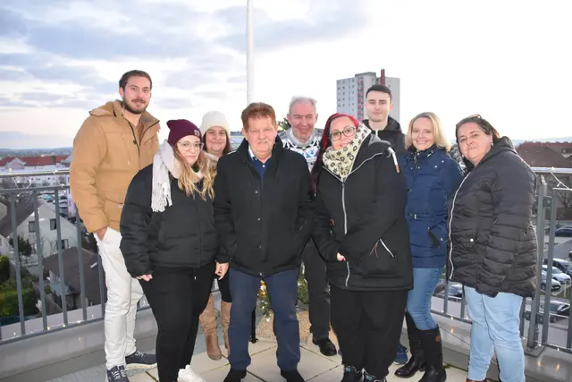 Über den Dächern der Landeshauptstadt wurde zum Glühweinstand geladen.  | Foto: Stefan Schneider