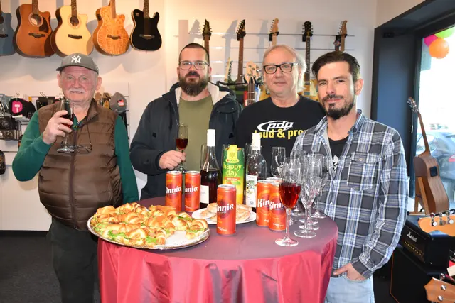 Manuel Kantz (rechts) freute sich über zahlreiche Besucherinnen und Besucher bei der Eröffnung. Auch Vorgänger Helmut Lang (2. v. r.) unterstützt ihn weiterhin. | Foto: Michael Strini