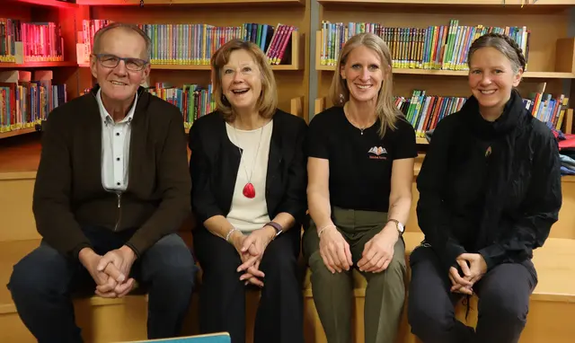 Eva Lunger (Zweite von links) mit Ortschronist Manfred Wegleiter, Claudia Raich (Leitung Bibliothek Haiming) und Alrun Lunger (rechts im Bild) , die die Lesung mit einer Powerpoint-Präsentation anschaulich gestaltete. | Foto: Tatschl