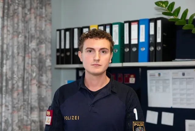 Christopher Weissenbacher vom Bezirkspolizeikommando Neunkirchen informierte über die Fälle häuslicher Gewalt zwischen 1. Jänner und 25. November 2025. | Foto: Santrucek