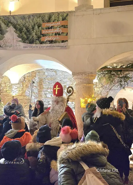 Nikolaus Schloss Spielfeld