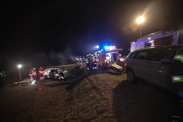 Ein silberner Skoda Fabia ist in Holzhausen von der Straße abgekommen und prallte frontal gegen einen Betonabfluss. | Foto: laumat.at