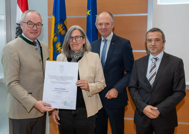 Ehrung für die 50-jährige Betreuung einer hydrographischen Messstelle: LH-Stv. Stephan Pernkopf, Karin Zifferer (Messstellenbeobachterin), DI Martin Angelmaier (Abteilungsleiter Wasserwirtschaft), DI Franz Higer (Referatsleiter Hydrographie) | Foto: NLK Khitll