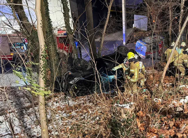 Bei einem Unfall in Landeck stürzte ein Auto mehrere Meter über eine Böschung ab – zwei Personen wurden verletzt. Auch in Jenbach kam es in dieser Woche zu einem Verkehrsunfall mit einer verletzten Fußgängerin. | Foto: zoom.tirol