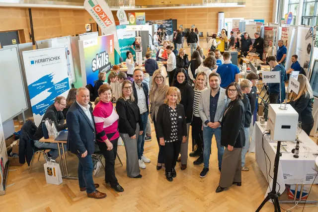 Das Organisationskomitee vom Karrieretag-Lehre mit Ehrengästen.  | Foto: Paller