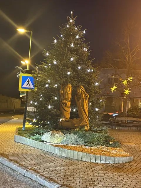 Weihnachtlich geschmückte Innenstädte, wie hier in Mannersdorf, laden jetzt zum Bummeln ein. | Foto: MeinBezirk/Gabriela Sommer