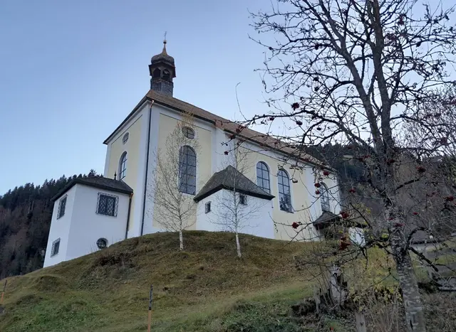 Nach aufwendiger Renovierung zeigt sich das Wahrzeichen Bichlbachs in seiner erneuerten Schönheit. | Foto: Zunftbruderschaft