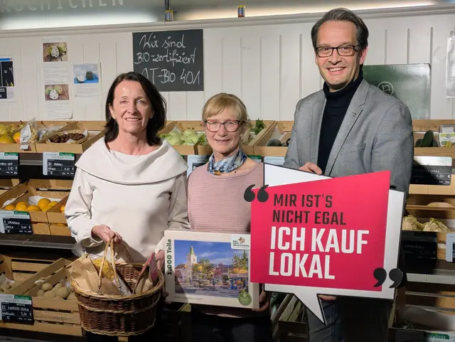 Bezirksstellenobfrau Anne Blauensteiner, Helga Wagesreither (Helga´s Hollerbusch) und Rudolf Stolz (Obmann Wirtschafts- und Tourismusmarketing Zwettl) | Foto: Mario Müller-Kaas