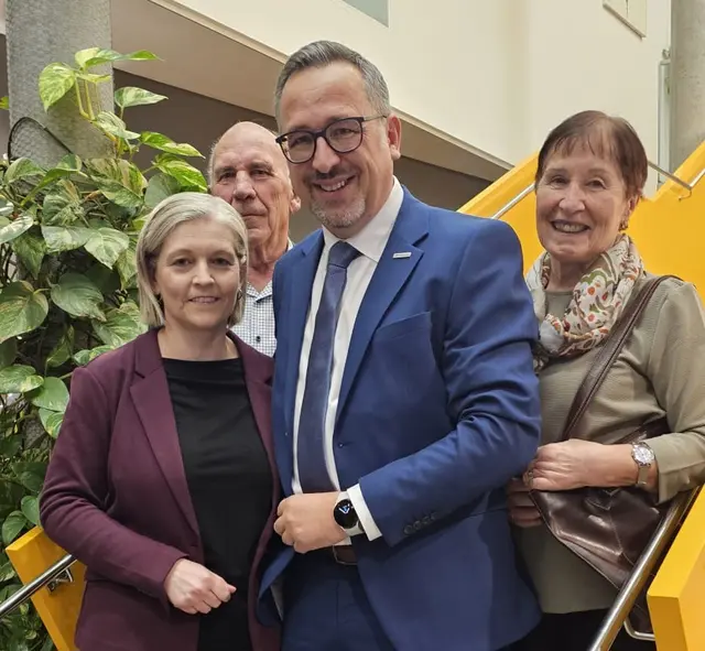 Vorne:  Manuela Meisinger und Bürgermeister Christoph Meisinger; Hinten: Die Eltern Josef und Renate Meisinger.
 | Foto: Gemeinde Engerwitzdorf