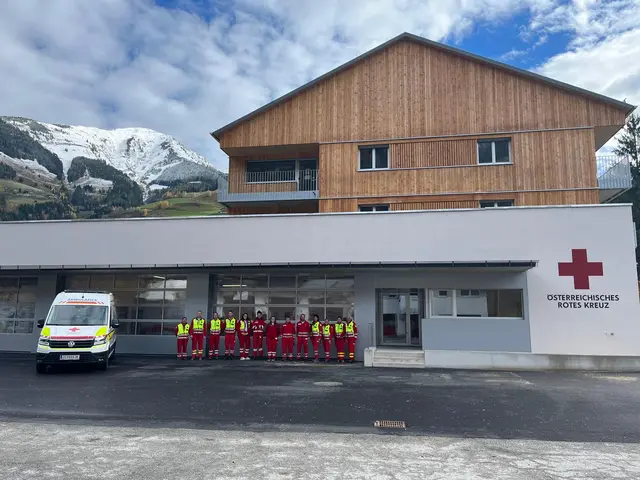 Mitarbeiterinnen und Mitarbeiter der Rotkreuz-Dienststelle Rauris vor ihrem neuen Dienststellengebäude. | Foto: Lucas Portenkirchner
