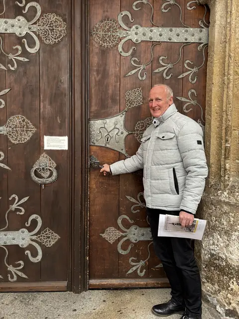 Rudolf Pommer, der zweimal wöchentlich Führungen durch die Kirche anbietet, wird zukünftig vierteljährlich über die Baufortschritte auf dem Laufenden halten.  | Foto: MeinBezirk/Anja Kern