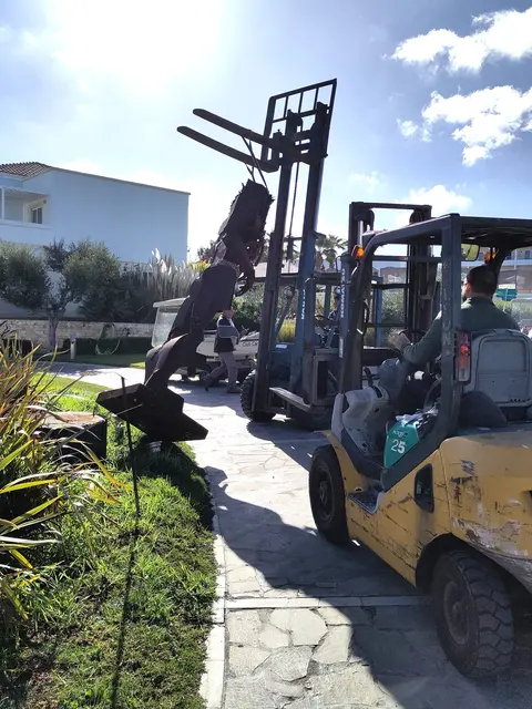 Ein Team der Tiroler Edelschmiede war auf Kos, um die Skulpturen fachgerecht abzubauen und für den Transport vorzubereiten. | Foto: Tiroler Edelschmiede