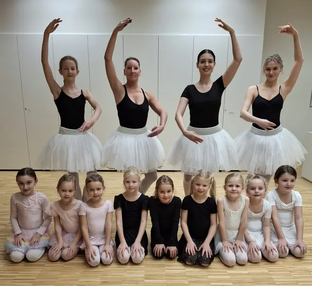 1. Reihe v.l.n.r: Valentina, Lena, Victoria, Greta, Eva, Leni, Lina, Ilvy und Emma. 
2. Reihe: Luise, Marion, Ines un Magdalena.