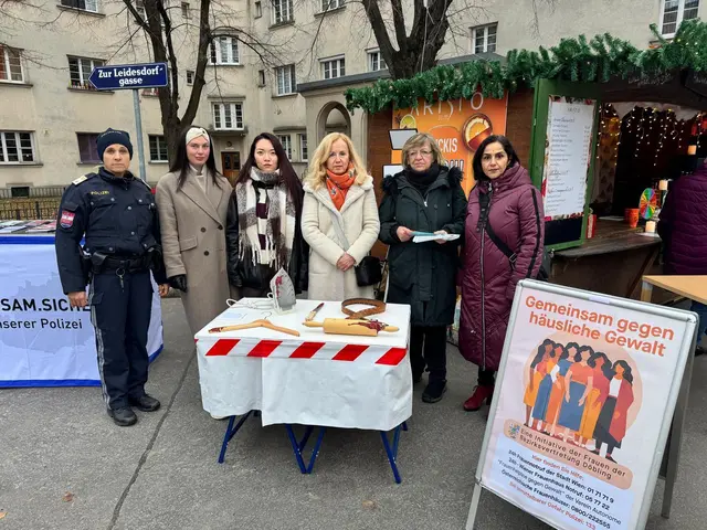 v. l.: Polizistin Sandra Zehetmayer, Marlies Ligarsch (FPÖ), Evelyn Shi (Neos), Daniela Kresse (ÖVP), Ursula Haller (Grüne), Mahboobeh Bayat (SPÖ) bei der Aktion. | Foto: Bayat