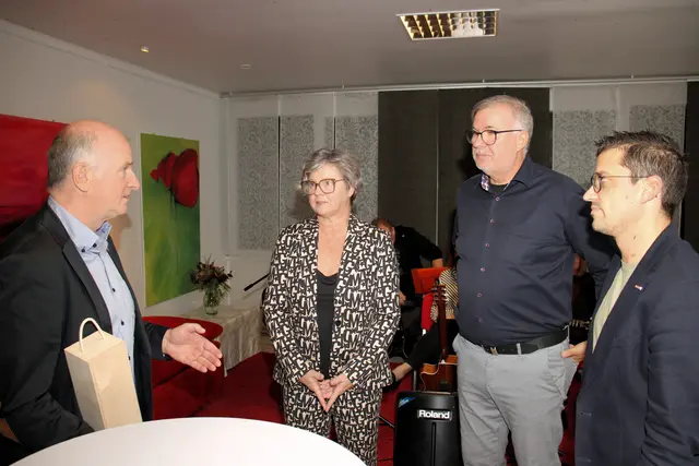 Werner Jost und Lukas Kalcher gratulierten dem Ehepaar Brandstätter zur Eröffnung. | Foto: Cescutti