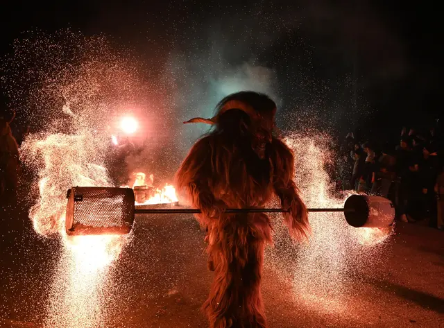 Saisonstart am 15. November 2025. Feuer ist eines der 4 Elemente. Wasser, Luft, Erde und Feuer. 