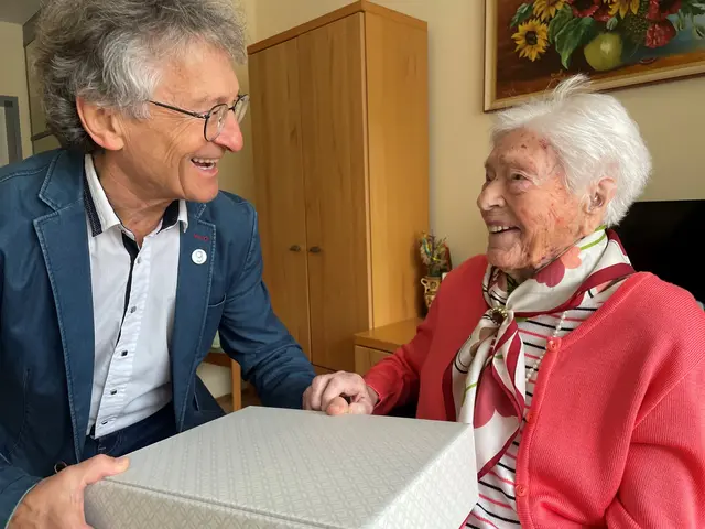 Bürgermeister Sepp Wall-Strasser gratuliert Frau Aichhorn.  | Foto: Stadtgemeinde Gallneukirchen