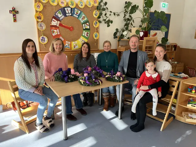 Elementarpädagogin Bettina Billensteiner, Frau Elisabeth Capek, Floristin Jasmin Lechner, Floristin Sigrid Weil, "Judith und die Torten"-Verkaufschef Markus Ruess, Emília mit Tante Tamara. | Foto: Dávid Huszti
