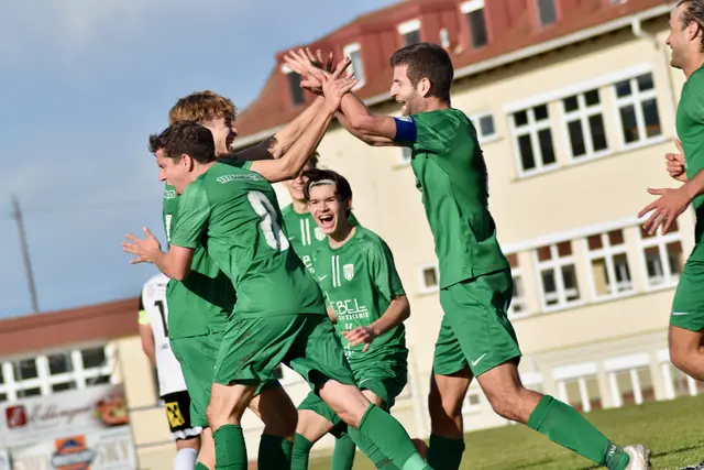 Schöne Momentaufnahme: Der TUS Groß St. Florian jubelt über den Herbstmeistertitel in der Unterliga West. | Foto: MeinBezirk/Simon Michl