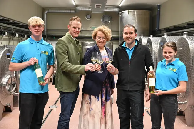 Schüler Bernhard Litsch, Direktor Stefan Amon, Bildungs-Landesrätin Christiane Teschl-Hofmeister, Kellermeister Viktor Teufelsbauer und Schülerin Johanna Ehmayer präsentieren die Jungweine des Landesweinguts Hollabrunn | Foto: Jürgen Mück