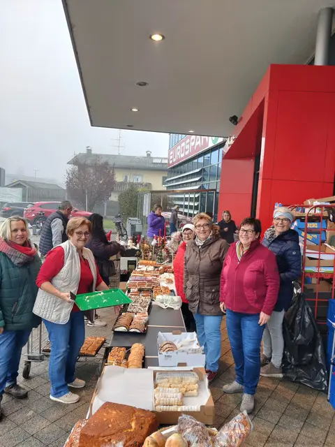 Ehemalige Spar-Mitarbeiter organisierten den traditionellen Kuchenverkauf zugunsten der Lebenshilfe OÖ in Mattighofen. | Foto: Lebenshilfe OÖ