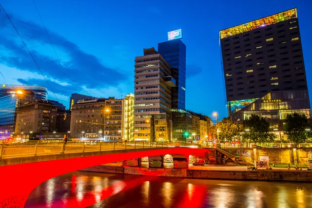 Im Fokus der Ermittlungen stehen jetzt wohl auch Vorgänge aus der Garage des Sofitel (Hochhaus rechts, Archiv). | Foto: Thomas Lieber