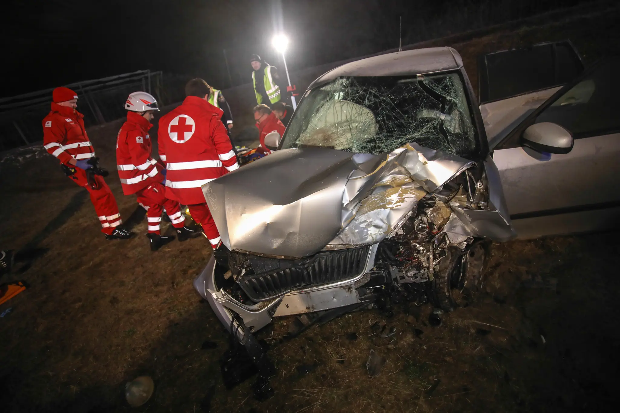 Pkw-Crash fordert zwei Schwerverletzte: Skoda Fabia gegen Betonwand in ...