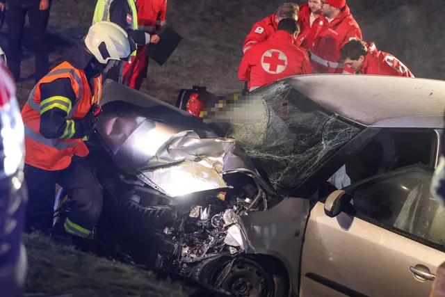 Ein silberner Skoda Fabia ist in Holzhausen von der Straße abgekommen und prallte frontal gegen einen Betonabfluss. | Foto: laumat.at
