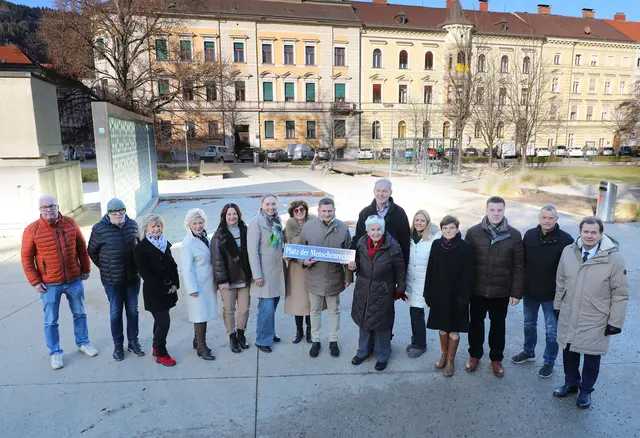 Bürgermeister Kurt Wallner (Mitte) und Mitglieder des Leobener Gemeinderates trafen sich im Gärnerpark mit Vertretern der Amnesty International-Gruppe Leoben zur offiziellen Benennung des neuen „Platz der Menschenrechte“. | Foto: Armin Russold