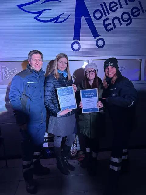 Larissa Zeiselberger (2.v.li.) und Jennifer Eckl-Wirtl  erhielten die Ehrenmitgliedschaft. | Foto: Rollende Engel