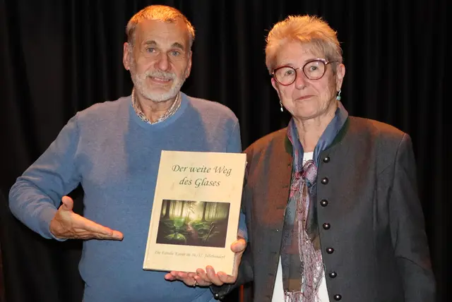 Karl &amp; Paula Dudek mit dem Buch über die Glasmacherfamilie Kayser | Foto: Gerhard Langmann