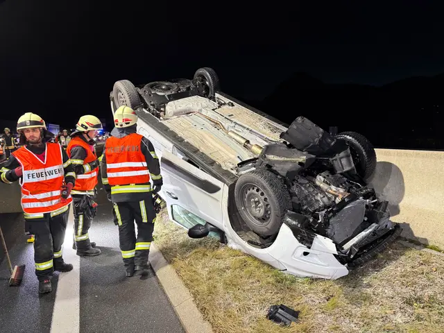 Die Feuerwehr stand im Einsatz. Die A12 wurde gesperrt.  | Foto: ZOOM-Tirol