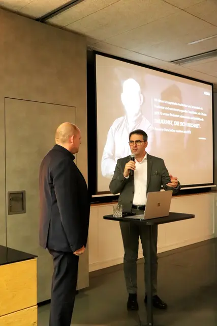 Anton Rieder im Dialog mit Architekt Laurent Brückner über nachhaltige Planungs- und Bauprozesse. | Foto: Riederbau