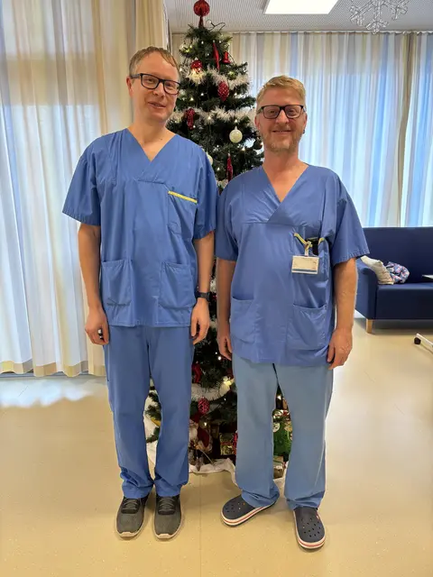 Thomas Marik (l.) und Rene Seitz erhalten mit ihrem Team die Lebensqualität von Menschen, die an Demenz erkrankt sind, im Helmut-Zilk-Haus, natürlich auch zu Weihnachten. | Foto: Mathias Kautzky/MeinBezirk