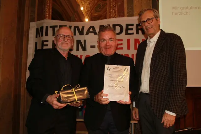 Elfriede-Grünberg-Preis 2025: Preisträger Cornelius Obonya (Mitte) mit dem Antifa-Vorstandsteam Werner Retzl und Christian Stöbich (Rechts). | Foto: Antifa Wels