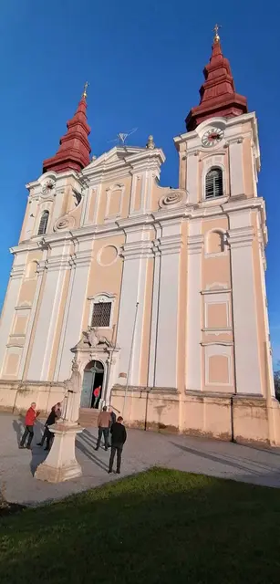 Die Teilnehmer bestaunen die barocke Pfarrkirche in Wullersdorf. | Foto: Karl Peschka