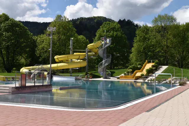 Laut dem vorliegenden Vorschlag könnte das Kompakthallenbad als Anbau an das Kufsteiner Freischwimmbad umgesetzt werden.  | Foto: Barbara Fluckinger/MB Archiv