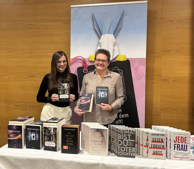 Direkt am Stand von Haas konnte man die Bücher von Nicole Stranzl (links) kaufen.  | Foto: MeinBezirk/Leonie Herrmann