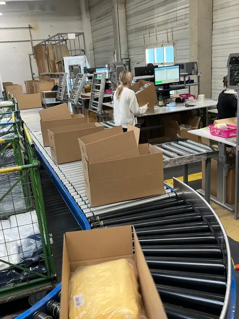 Rund 4.000 Pakete täglich wurden im Vossen-Logistikzentrum während der Black-Week abgewickelt.  | Foto: Vossen