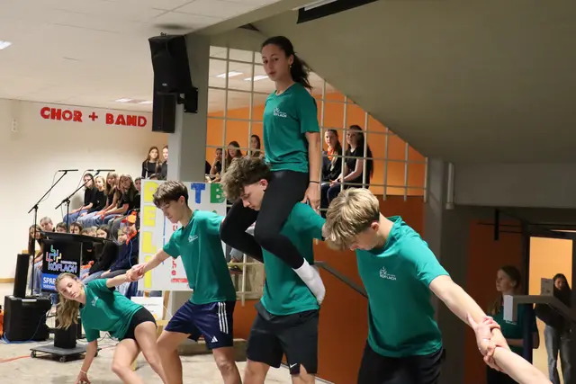 Im Rahmen der Eröffnung gab es eine Akrobatik-Einlage des Sport-BORG MIO. | Foto: Gymnasium Köflach