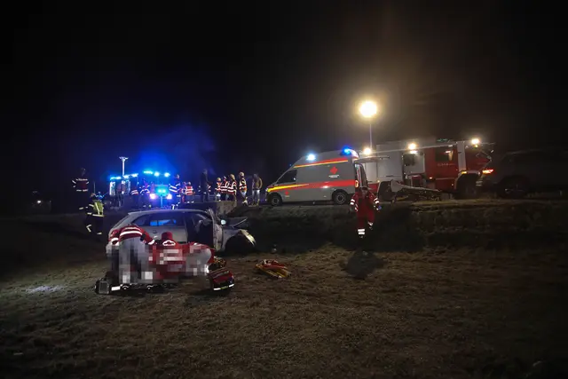 Ein silberner Skoda Fabia ist in Holzhausen von der Straße abgekommen und prallte frontal gegen einen Betonabfluss. | Foto: laumat.at