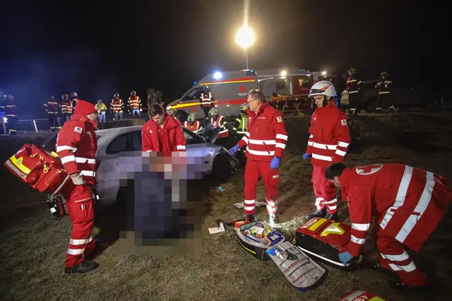 Ein silberner Skoda Fabia ist in Holzhausen von der Straße abgekommen und prallte frontal gegen einen Betonabfluss. | Foto: laumat.at