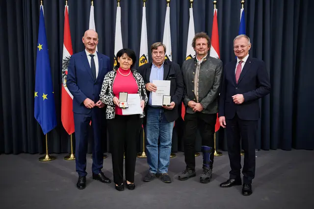 Soziallandesrat Christian Dörfel, Andrea Schimak, Josef Buritscher, Vizebürgermeister Robert Seidlmann, Landeshauptmann Thomas Stelzer (von links) | Foto: Land OÖ/Peter C. Mayr