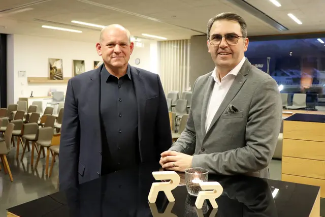 Gastgeber Anton Rieder (rechts) und Architekt Laurent Brückner vor Beginn des Vortrages. | Foto: Riederbau