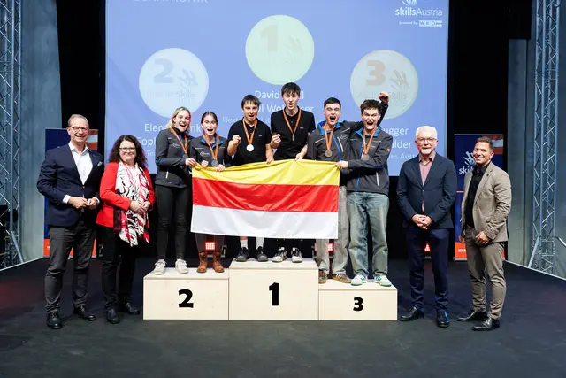 Das Kärntner Siegerteam vom Mechatronik Wettbewerb (Gold ging an Flextroniks, Silber und Bronze an Infineon)

  | Foto: SkillsAustria | Wieser, Slovencik