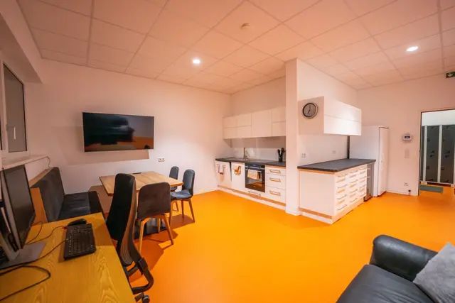 Die großzügigen Räumlichkeiten schaffen Platz für Erholung und Teambesprechungen. | Foto: Lucas Portenkirchner