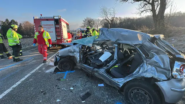 Ein PKW wurde auf der Fahrerseite massiv beschädigt | Foto: DOKU-NÖ