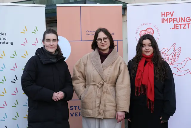 Die ÖH, der Verein "HPV-Impfung jetzt" und BJV fordern, dass die kostenlose HPV-Impfung bis 30 auch weiterhin gratis bleibt. Am Bild: v.l.n.r.: BVJ-Vorsitzende Anna Schwabegger, Selina Wienerroither aus dem ÖH-Vorsitzteam und Lili Prick vom Verein.  | Foto: ÖH Uni Wien- Österreichische Hochschüler_innenschaft der Universität Wien
