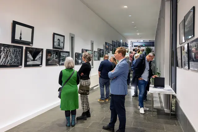 Bürgermeister Ringhofer und zahlreiche Besucher ließen die Aufnahmen auf sich wirken. | Foto: Braunsberger