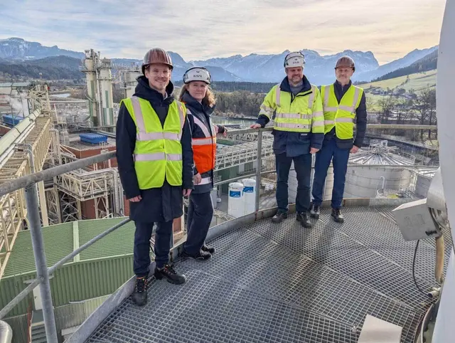 Im Bild: Stephan Wüscht (Key Account Manager), Sandra Drachschwandtner (Leiterin Einkauf AustroCel), Franz Dieterich (Betriebsleiter Energie &amp; Bioraffinerie), Martin Haslinger (Geschäftsführer Linde) vor den Linde Gastanks am Werksgelände. | Foto: AustroCel Hallein